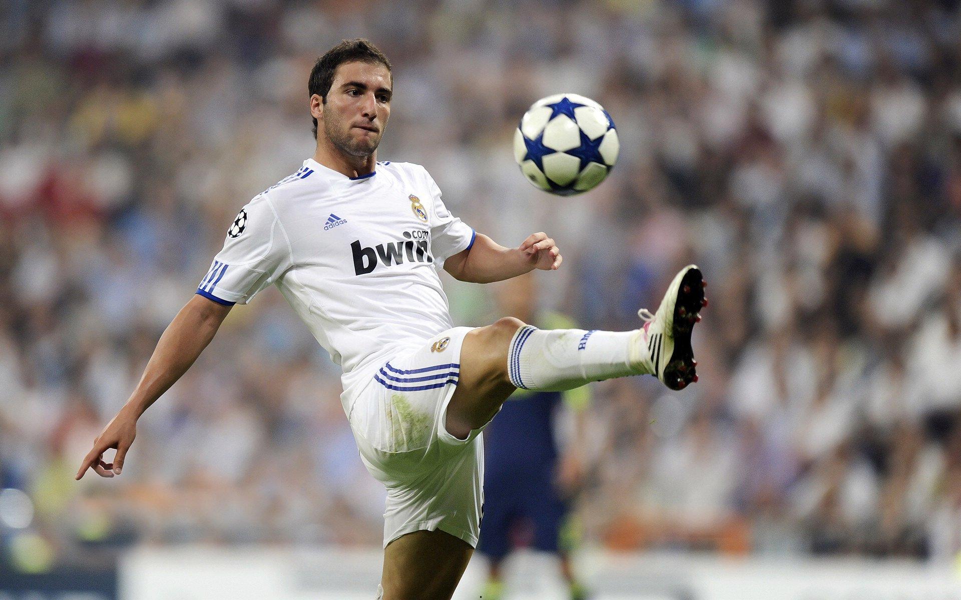 绿茵场变身漫画格！B席幻影盘带与特罗萨德黄金左足演绎真人版双爆丸传奇